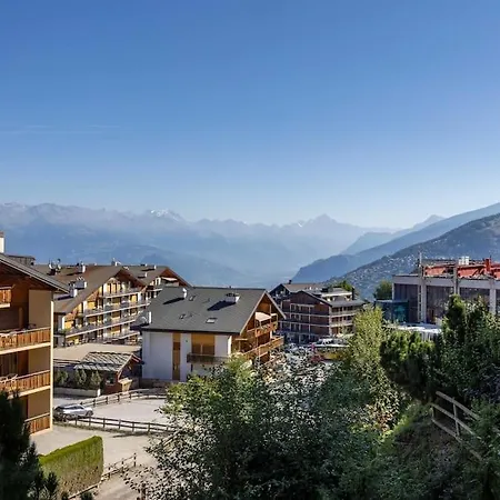 Cosy With A Beautiful View - 50m From Lift Apartment